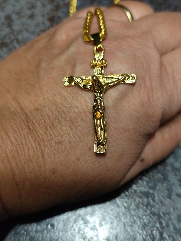 Chaîne et pendentif croix avec Christ - photo numéro 5