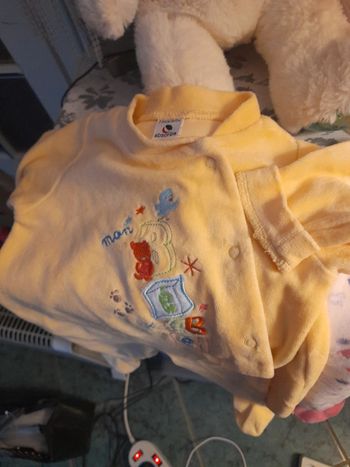 3 pyjamas en 3 mois absorba et 1 ensemble marese
