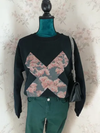 Sweat noir avec croix imprimé avec des roses / gildan / (S)
