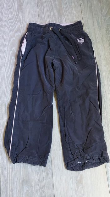 Pantalon de training doublé, tout doux, gris à bord rose. Taille 5 ans
