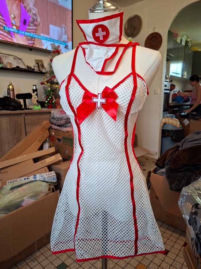 Costume + string +,serre tete  infirmiere et blanc rouge  femme neuf taille 42
95 % polyester
5 % elastran
Prix 8 euro
