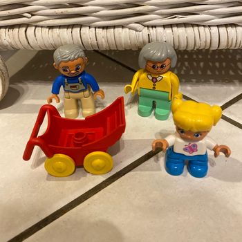 Papi mamie avec bébé dans la poussette lego duplo