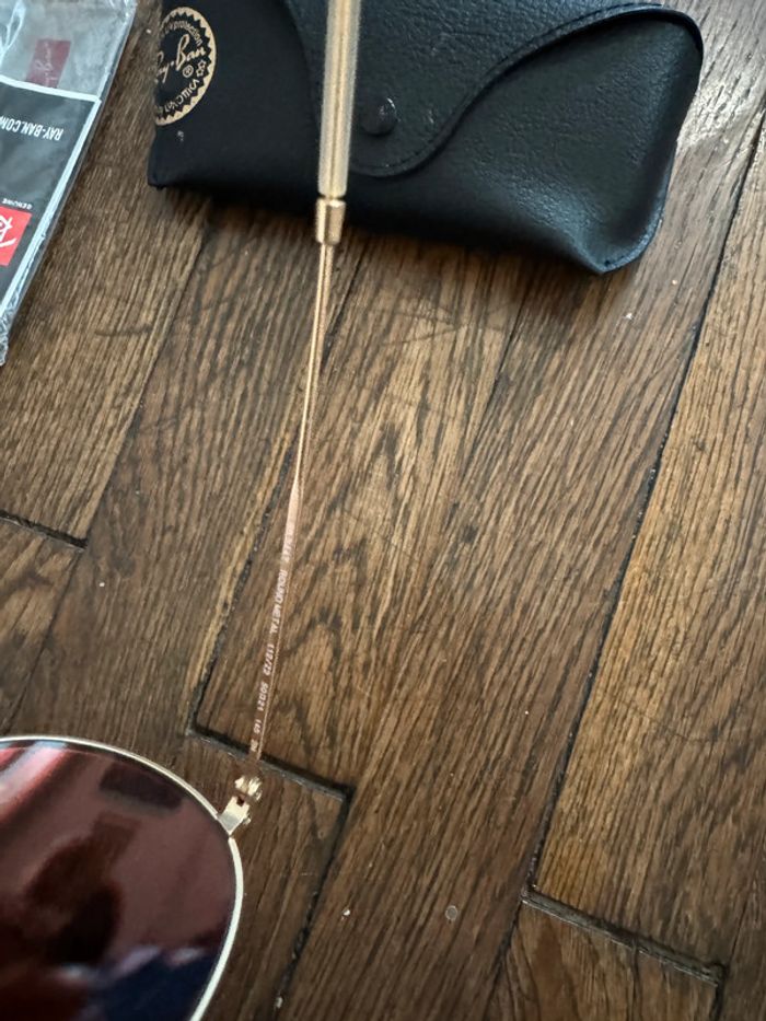 Lunettes Rayban Très peu portées Verres roses et monture doré Valeur 173 euros - photo numéro 6