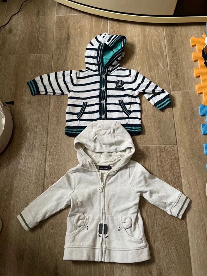 2 gilets à capuche 6 mois sergent major