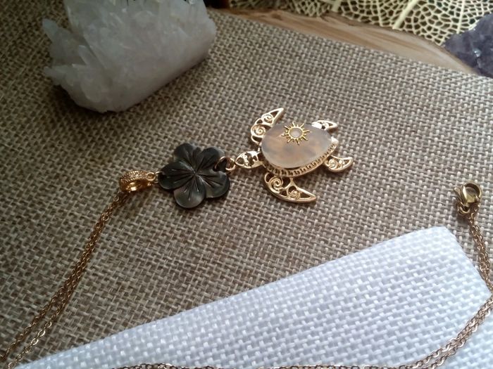 Collier tortue cristal de roche et fleur de n'a'c'r'e grise naturelle - photo numéro 2