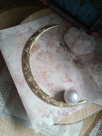 Barrette cheveux en pique lune et perle blanche