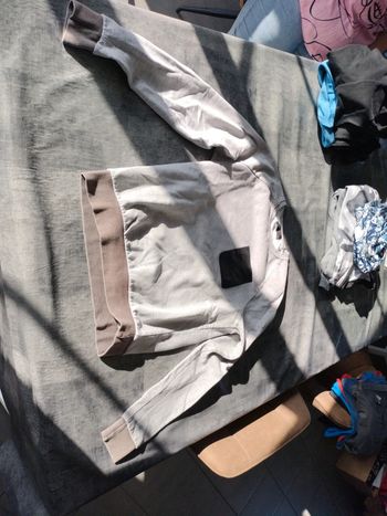 Pull gris avec poche noir