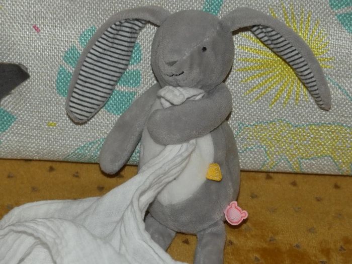 Doudou lapin lange Noukie's blanc gris 🐰tbe