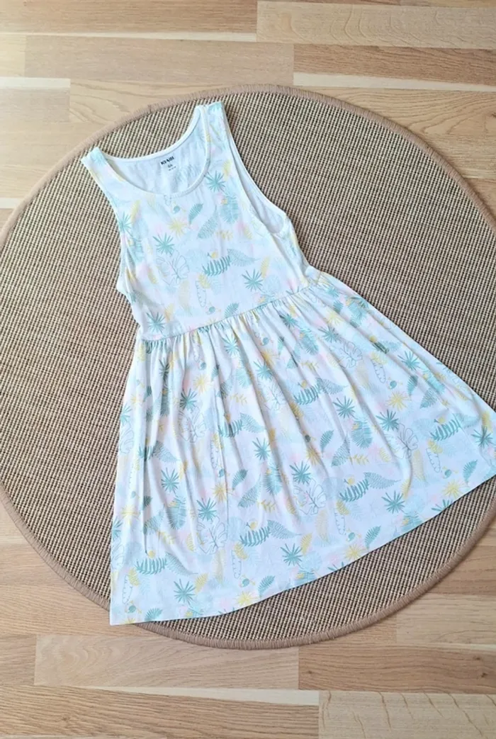 Jolie robe d été motif feuillage en 8 ans