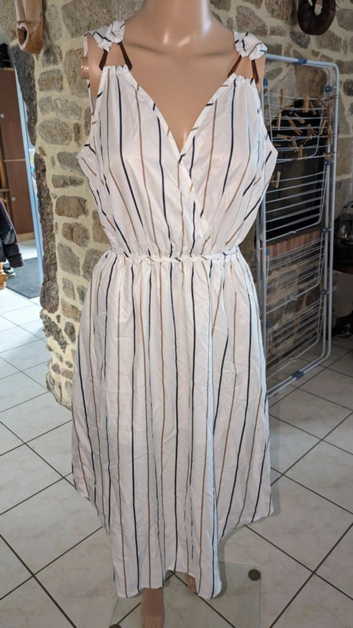 Robe midi à col surplis sans manche taille S/38 jamais porté