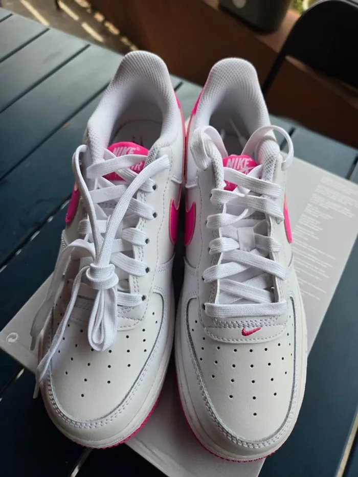 Nike air force 1 taille 38,5 neuves blanc rose fuchsia - photo numéro 4
