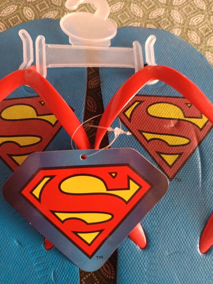 Paire de claquettes neuves Superman taille 34/35 - photo numéro 5