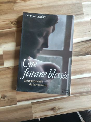 Livre "Une femme blessée"