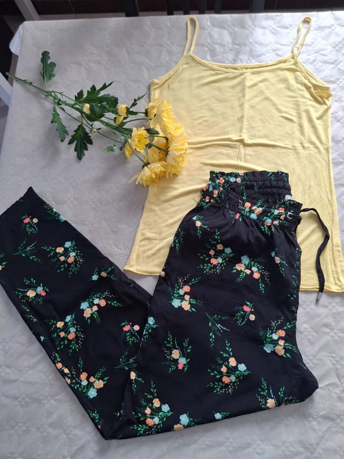 Très bel ensemble top jaune et pantalon fleuri -
