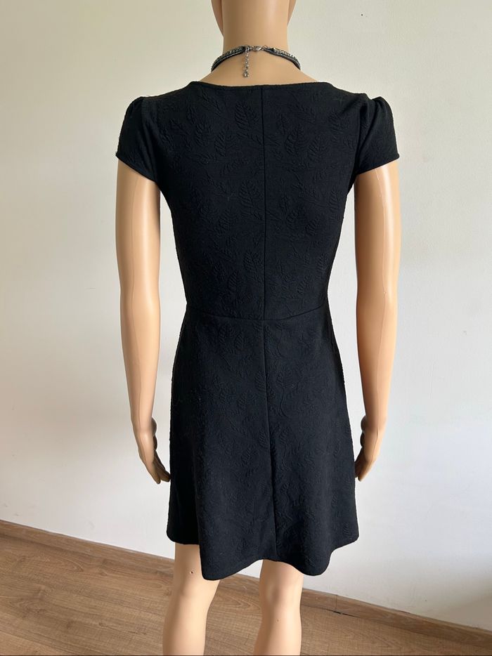 Robe noire à manches courtes taille 34 TBE - photo numéro 5