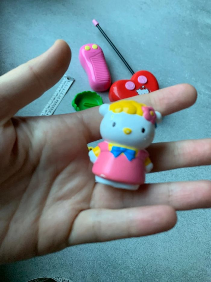 Lot en bras hello kitty dont une figurine et une boîte métal - photo numéro 11