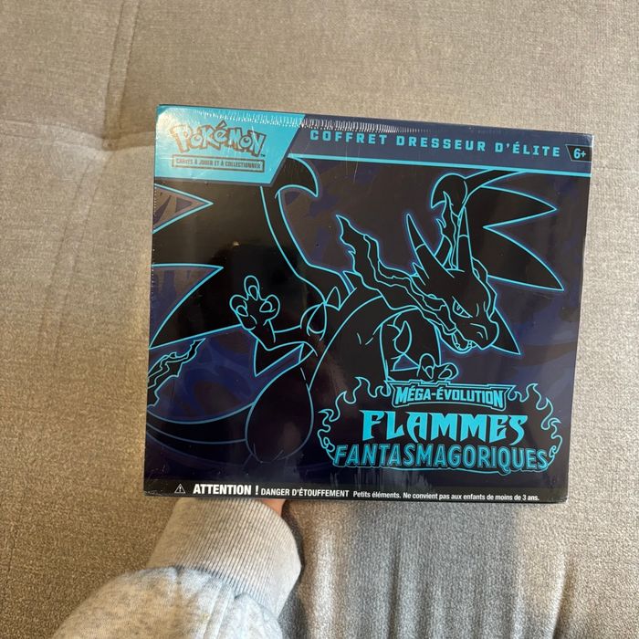 ETB Coffret Dresseur d’Élite – Méga-Évolution : Flammes Fantasmagoriques