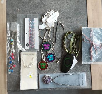 Lot de 10 bijoux fantaisie femme argenté noir vert multicolore