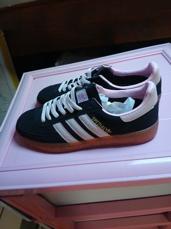 Paire de baskets Adidas spézial T41 rose/noires neuves sans boîte 