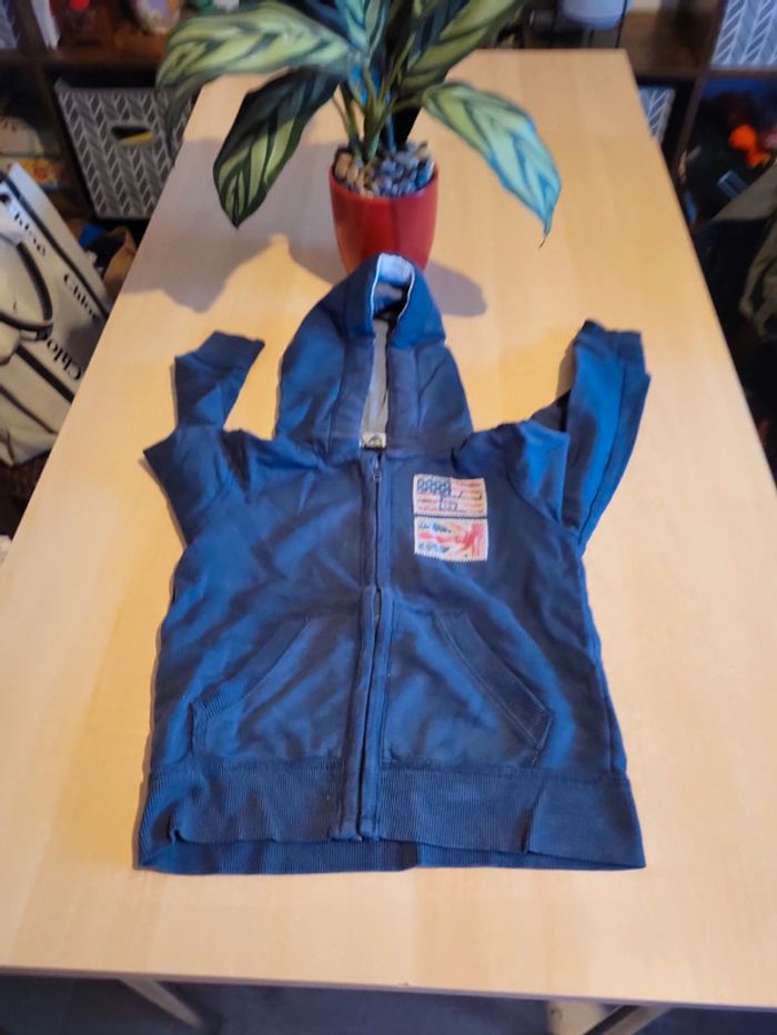 Sweat zippé à capuche