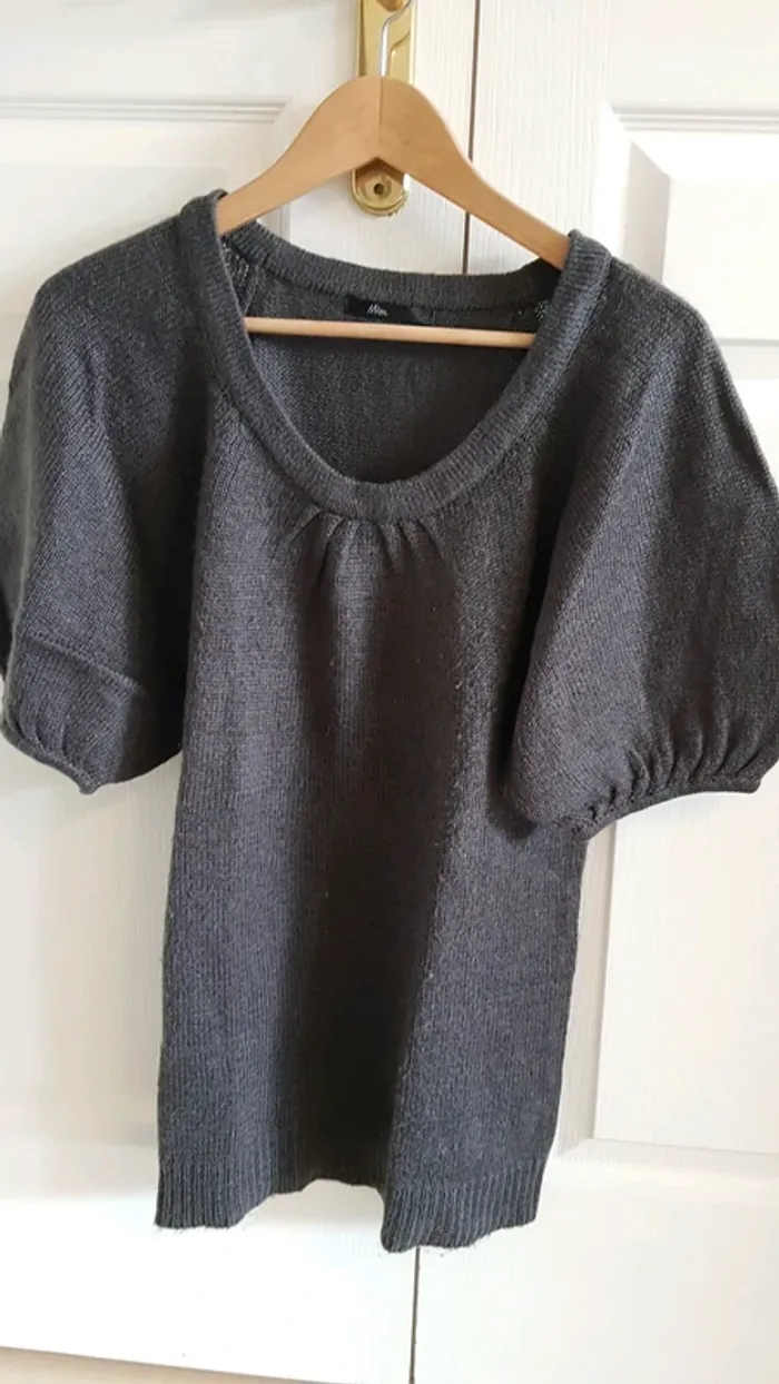 Pull gris manches courtes "boules" taille 2