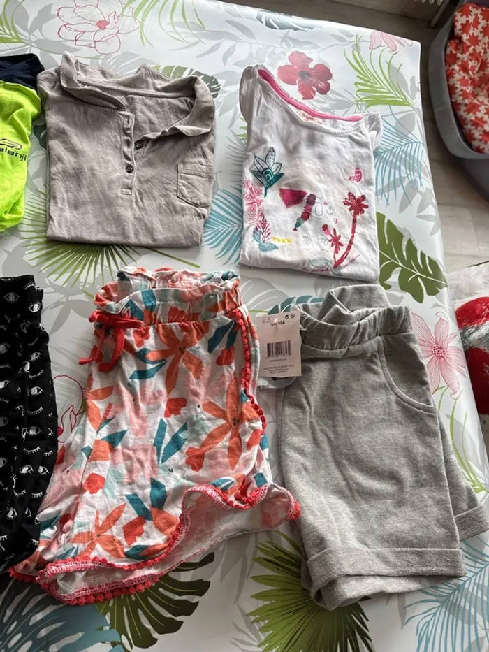 Lot tee-shirts et shorts 10 ans - photo numéro 4
