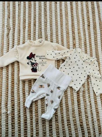 Jolie tenue  fille  1 mois tons  blancs