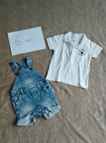 Salopette en jean et polo blanc