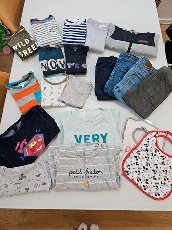Lot de vêtements tailles 24 mois