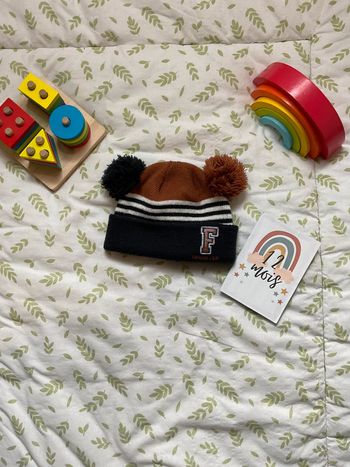 bonnet à pompons marron et marine gémo 12 mois