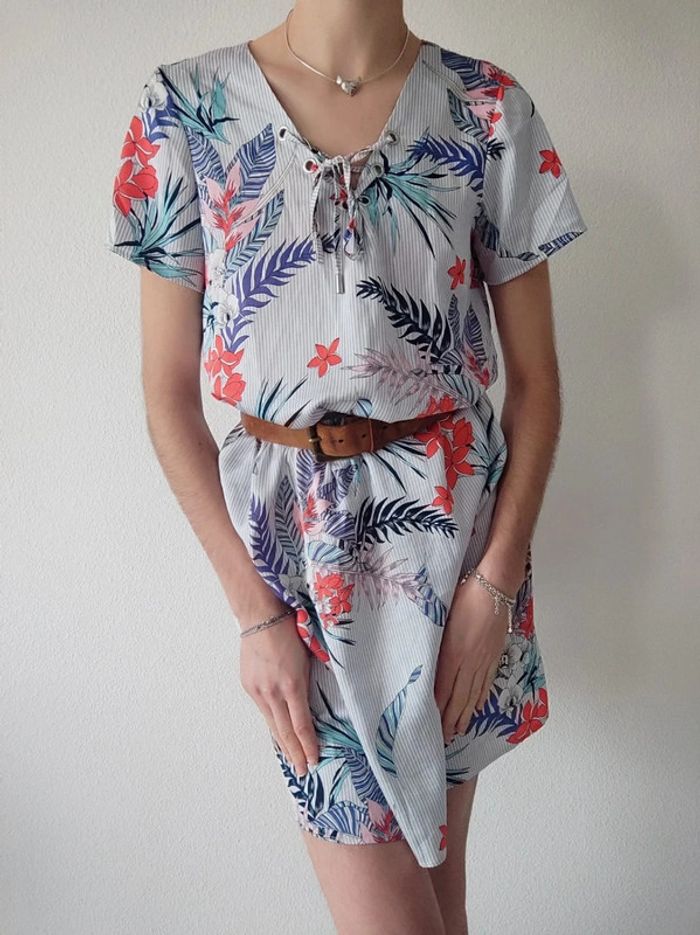 Robe été mi-longue droite fluide fleur exotique bleu rouge blanc / Urban by Gémo - 38/M à 40/L - photo numéro 3