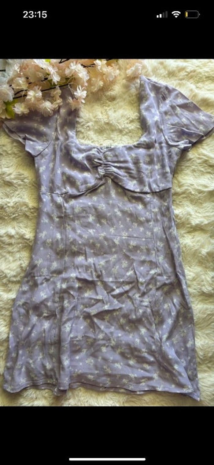 Robe à fleurs violette et blanche
