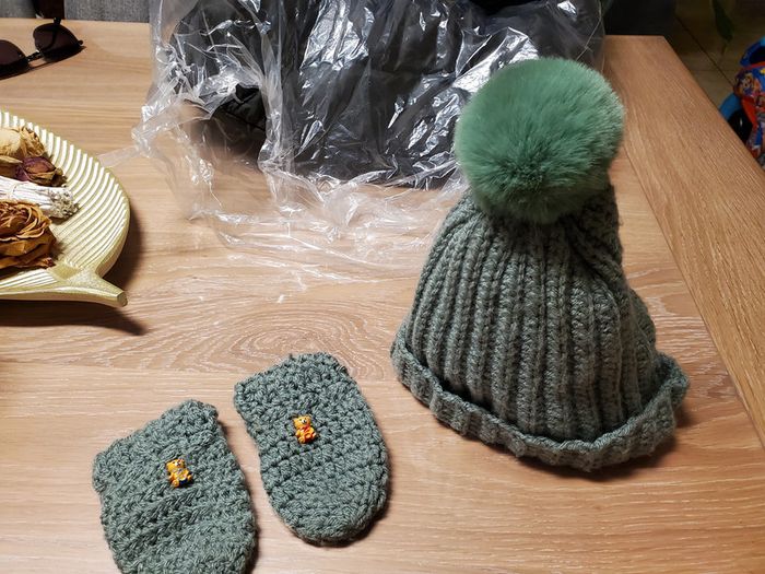 Lot bonnet et gants fait main - photo numéro 2