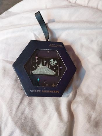 Pins Disney attraction de disneyland paris et phosphorescent