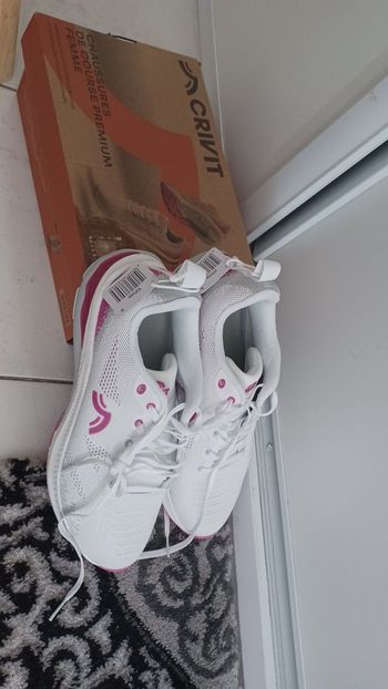 Chaussure de course premium femme 41 neuf blanc et rose