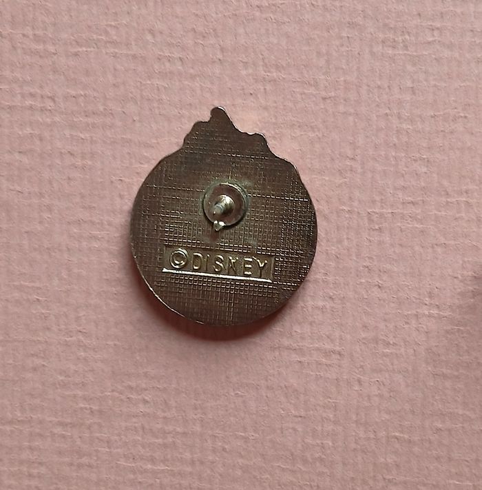 Pin's vintage: Minnie Mouse sur patins roulettes *phildar - photo numéro 4