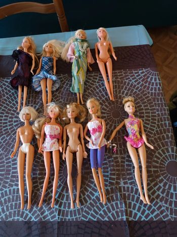 Lot de 9 barbies
