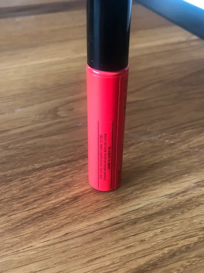 Rouge à lèvres liquide brillant rouge The Body Shop - photo numéro 2