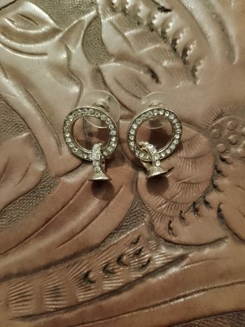 boucles d'oreilles en Strass translucides sur métal doré.