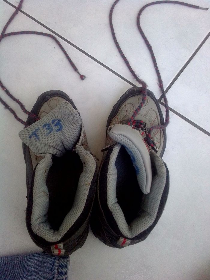 Lot de 3paires de chaussures taille 33(chaussons Bellamy, sandalette nafnaf,chaussures de randonnée) - photo numéro 2