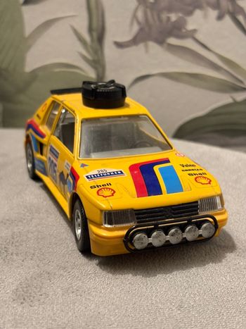 Peugeot 205 Turbo 1/24 iki
