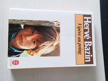 Livre vipère au poing