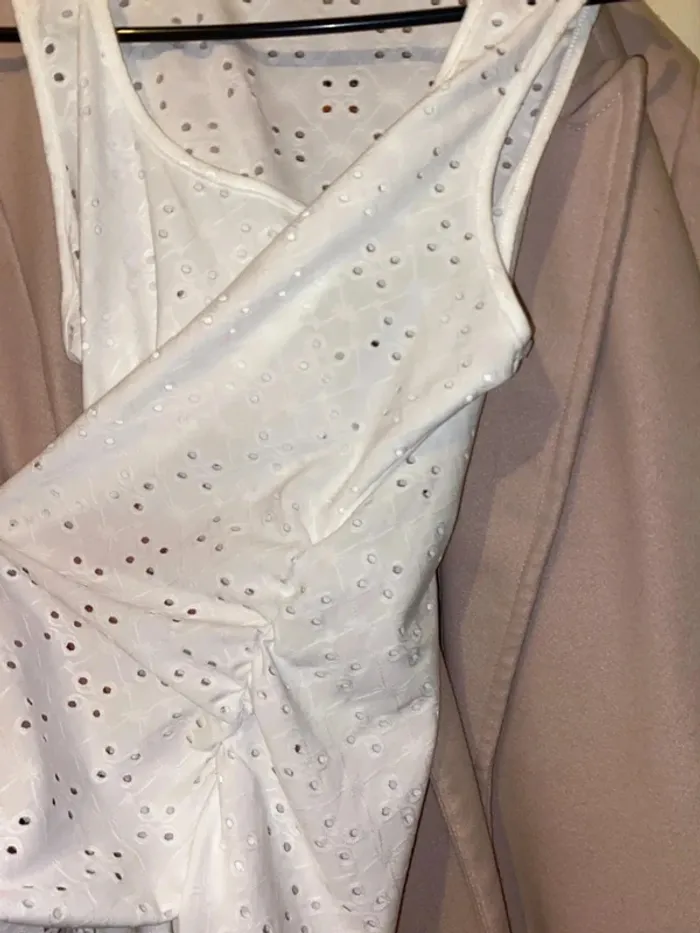 Top shein blanc à trou - photo numéro 2