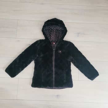 Très jolie veste gilet noire, toute douce. Fille 8 ans. Marque Orchestra