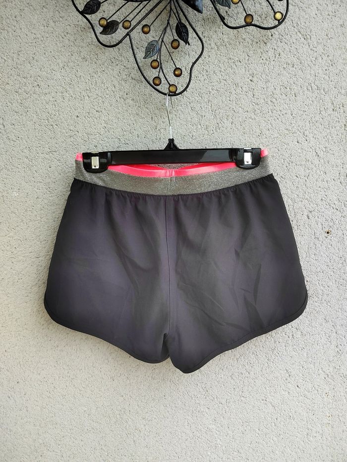 Short de sport domyos - Taille 14/16 ans – Très bon état – Noir et rose fluo - photo numéro 6
