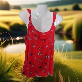 Joli débardeur fleuri à encolure romantique