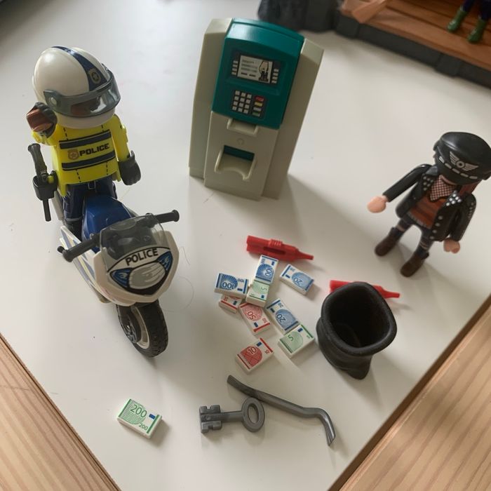 Policier avec moto et voleur 70572