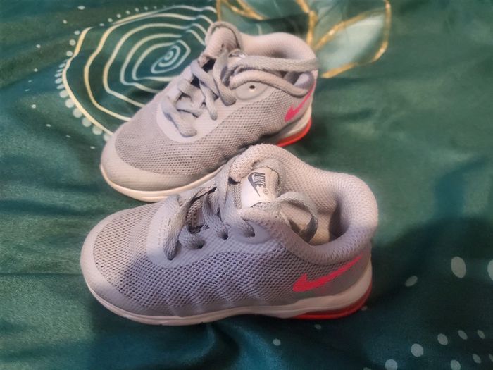 🌴 Basket fille marque Nike grise et rose p 22 Nike Beebs by Kiabi