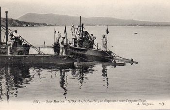 CPA - MARINE DE GUERRE - Sous-Marin " THON et GRONDIN se disposant pour l'appareillage " N°6033