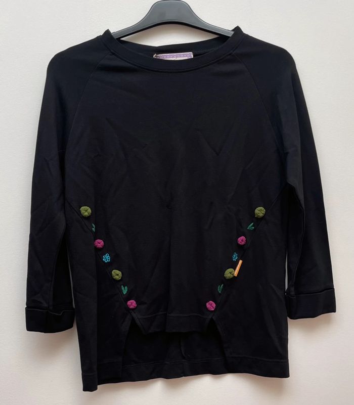 Teeshirt manches longues noir avec broderies et détails colorés